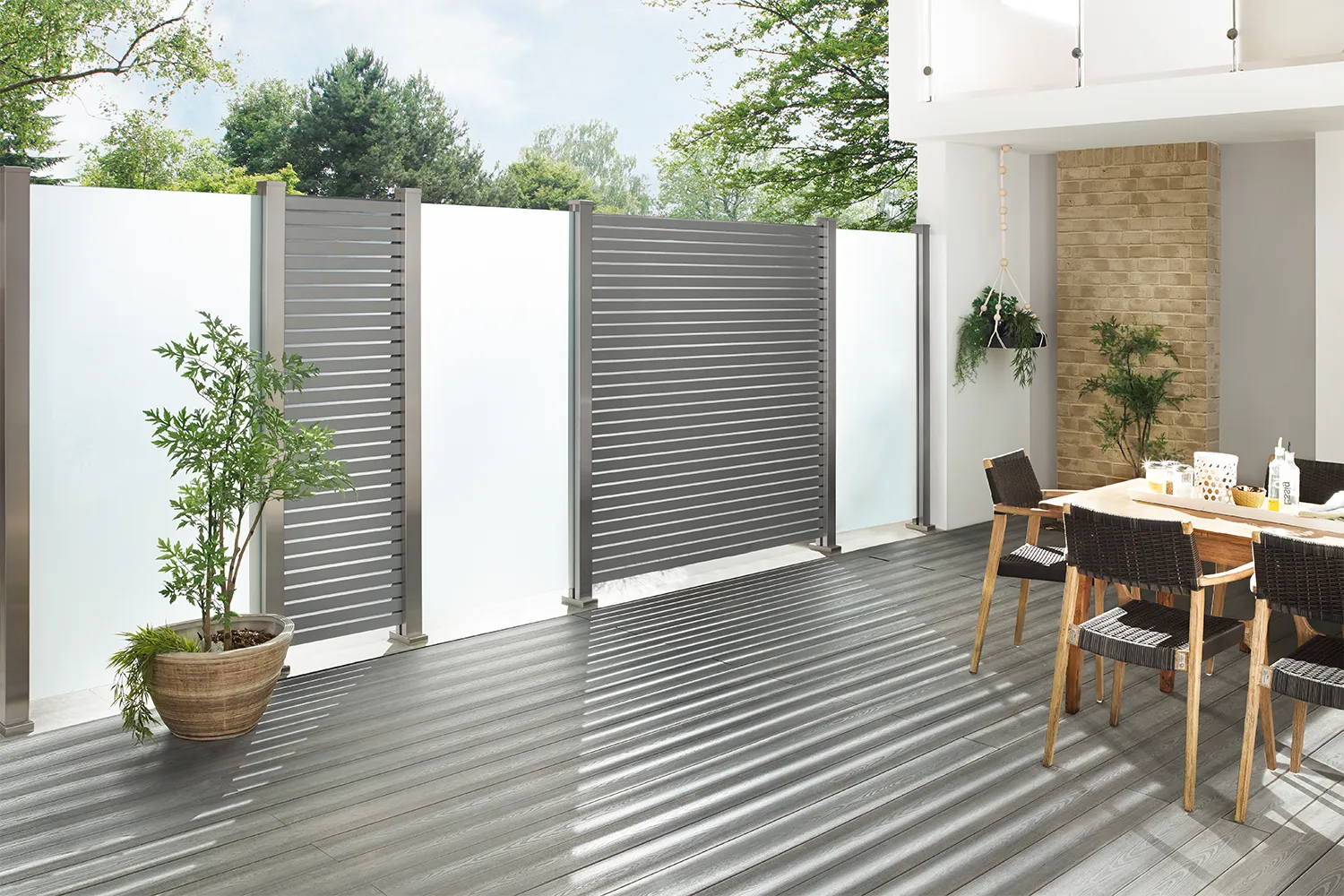 Translucent glas voor tuinafscheiding